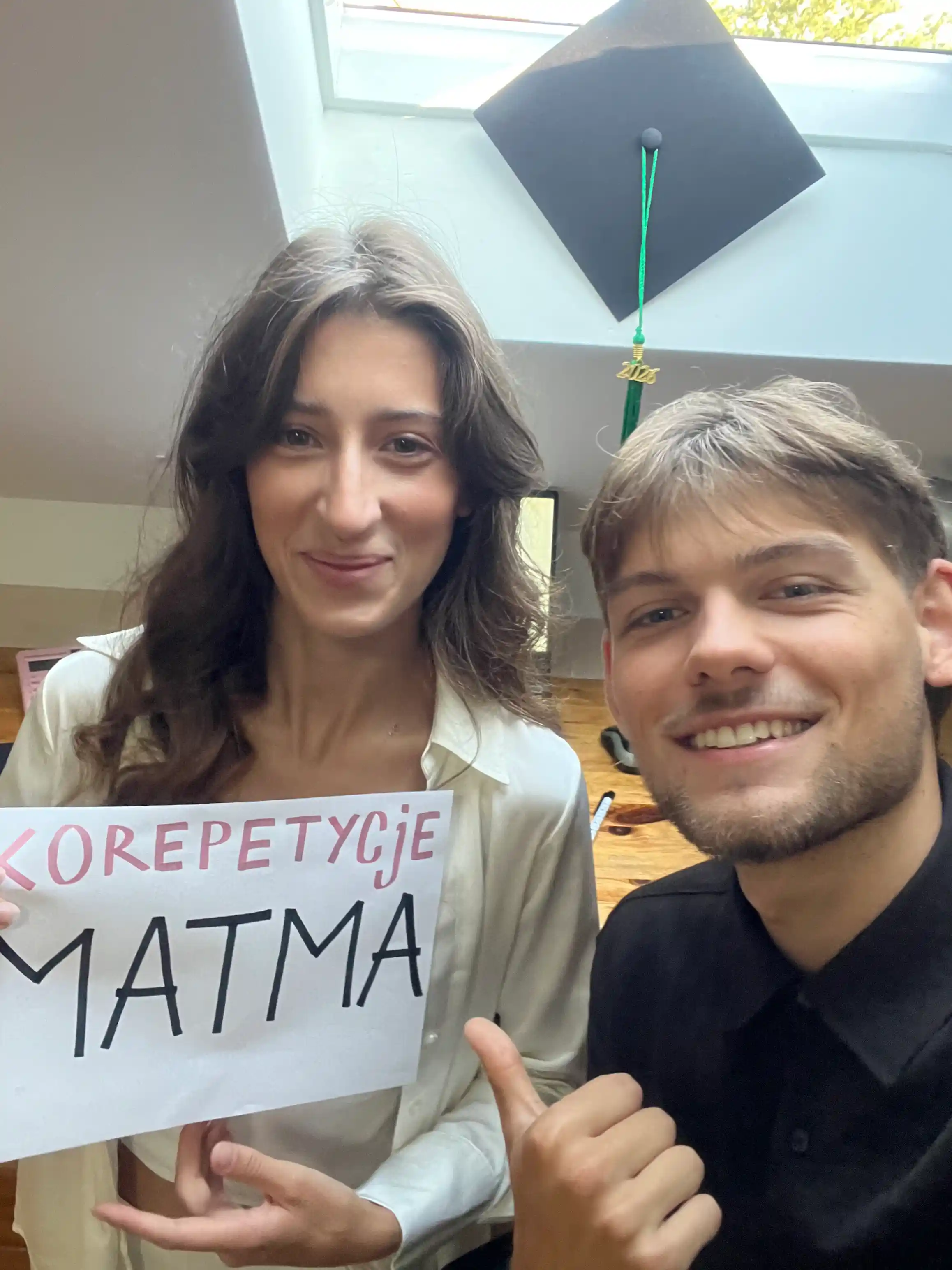 Nasza dwójka z tabliczką „Korepetycje matma